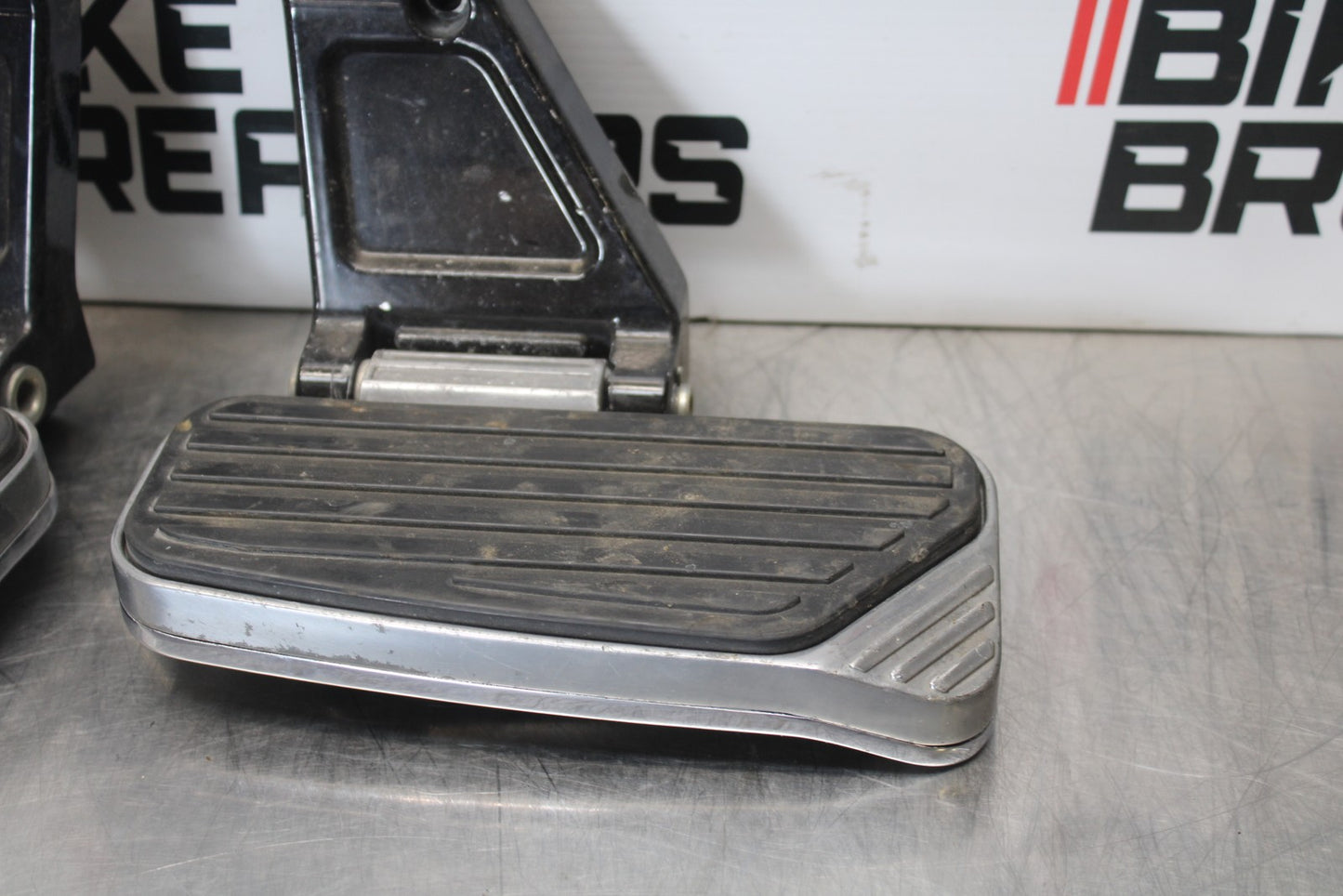 03-08 KAWASAKI VULCAN 1600 REAR PASSENGER FOOT STEP PEG SET PAIR BB196