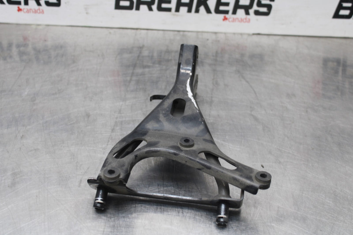 98 KAWASAKI NINJA ZX6 UPPER GAUGES STAY BRACKET BB870