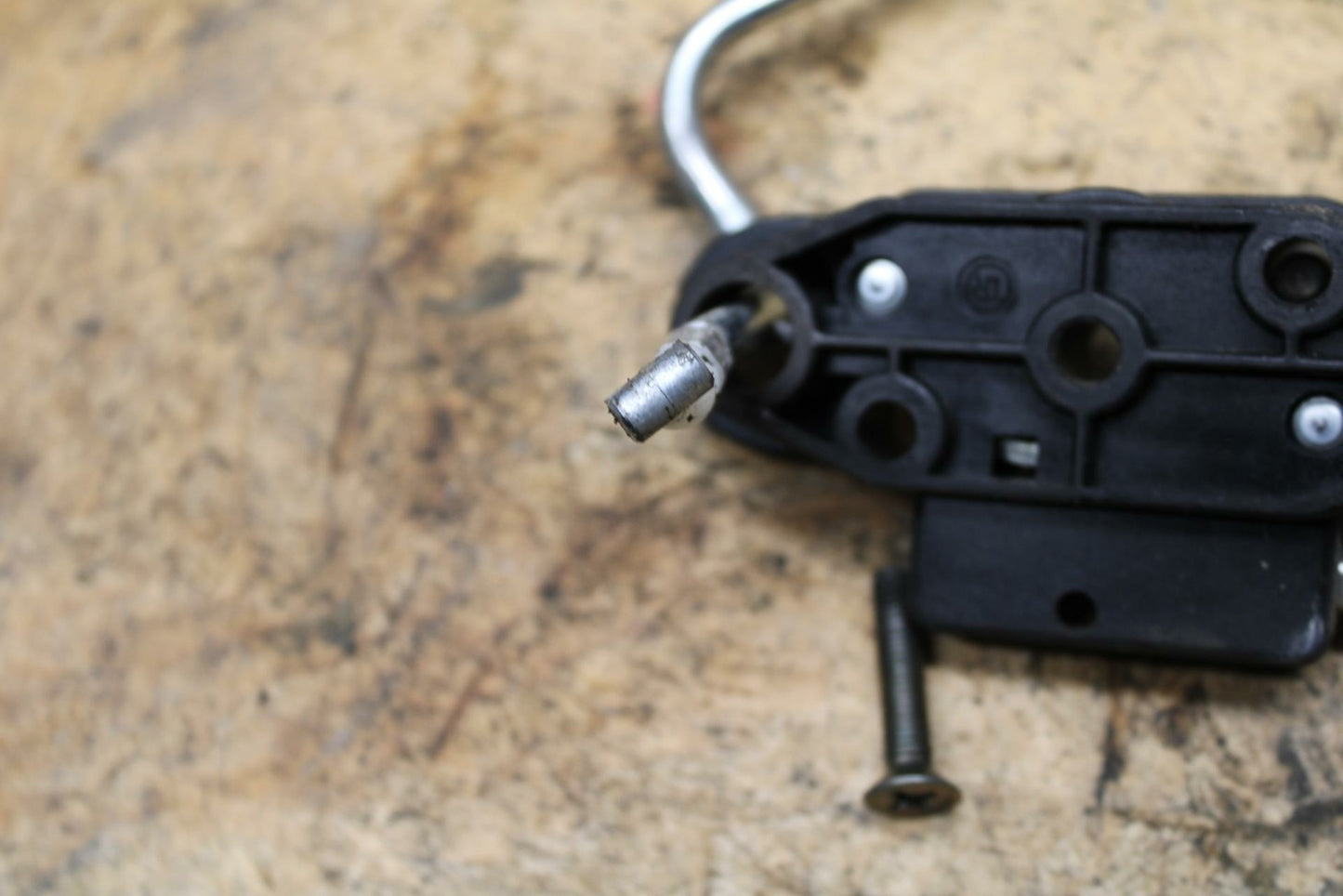 07-11 SUZUKI VSTROM 650 REAR PASSENGER SEAT LATCH LOCK ASSEMBLY BB340