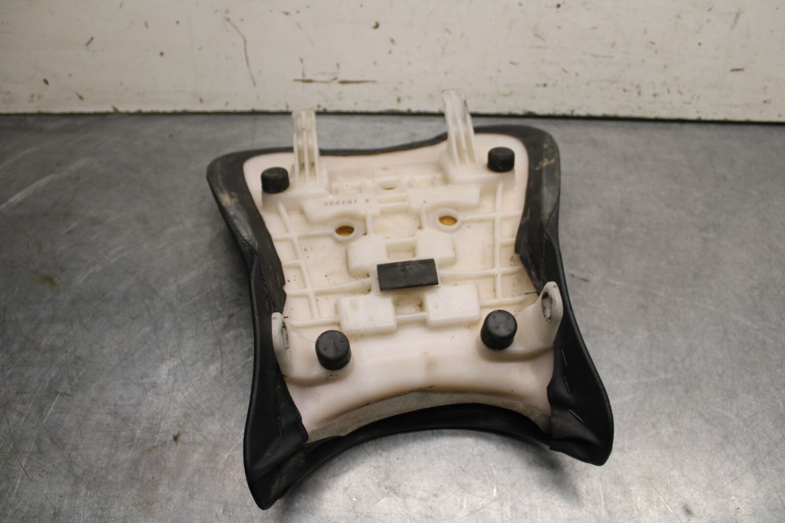 06-07 SUZUKI GSXR750 FRONT DRIVERS SEAT PAD SADDLE PILLION 45100-01H00-6BY BB670