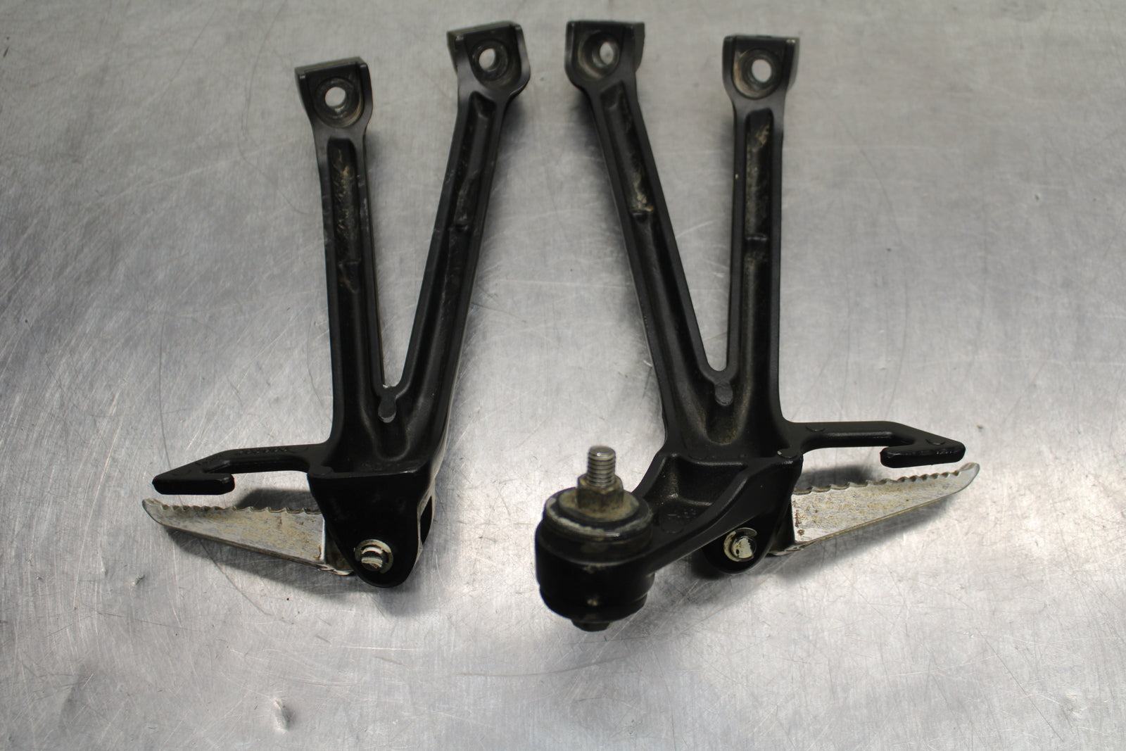09 SUZUKI GSXR600 REAR BACK PASSENGER PEG SET PAIR BB759