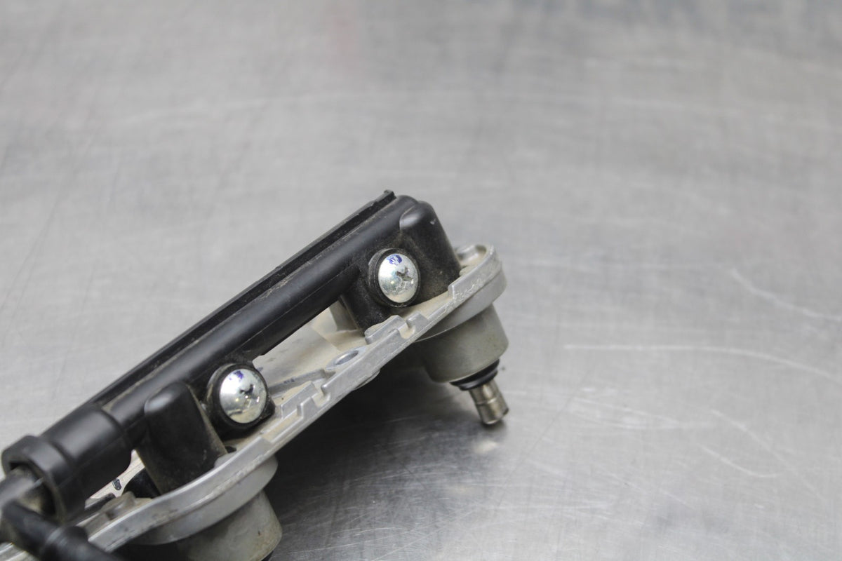 08 KAWASAKI NINJA ZX10R SECONDARY FUEL INJECTORS TOP AIRBOX GAS RAIL BB201