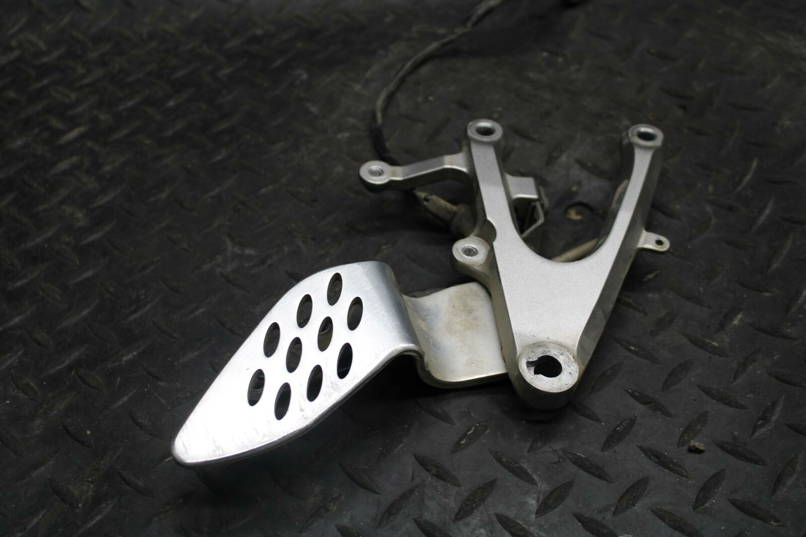 04-05 YAMAHA YZF R1 RIGHT REARSET REAR SET DRIVER FOOT PEG REST STOP BB225