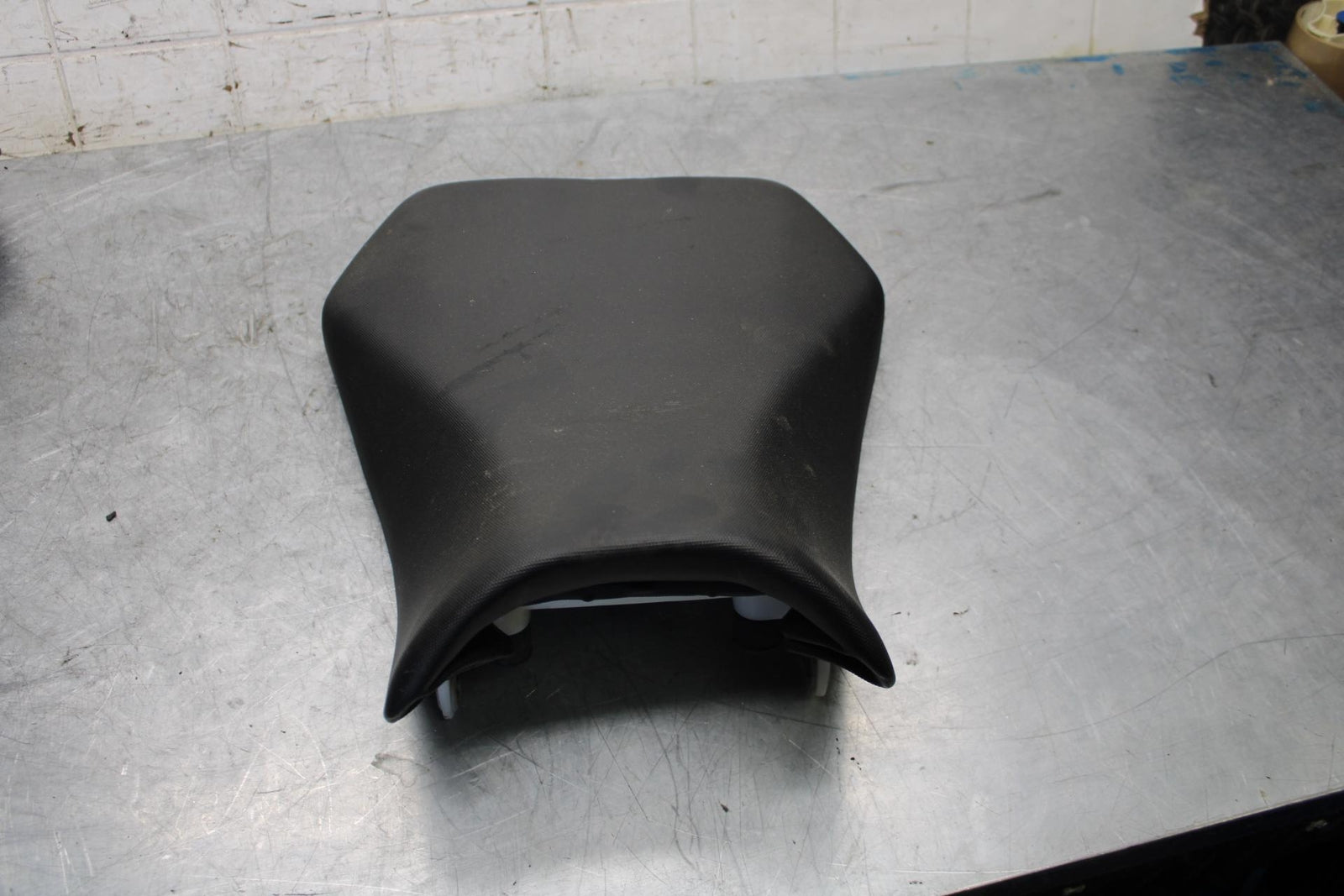 2017 Suzuki GSXR600 FRONT DRIVERS SEAT  SADDLE PILLION 45100-14J10-DW2 #B BB527