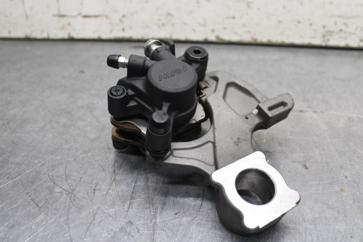 13 SUZUKI GSXR750 REAR BACK BRAKE CALIPER W MOUNT BRACKET BB110