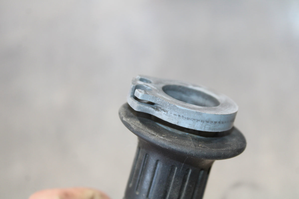 03-06 KAWASAKI Z1000 RIGHT THROTTLE TUBE GRIP BB164