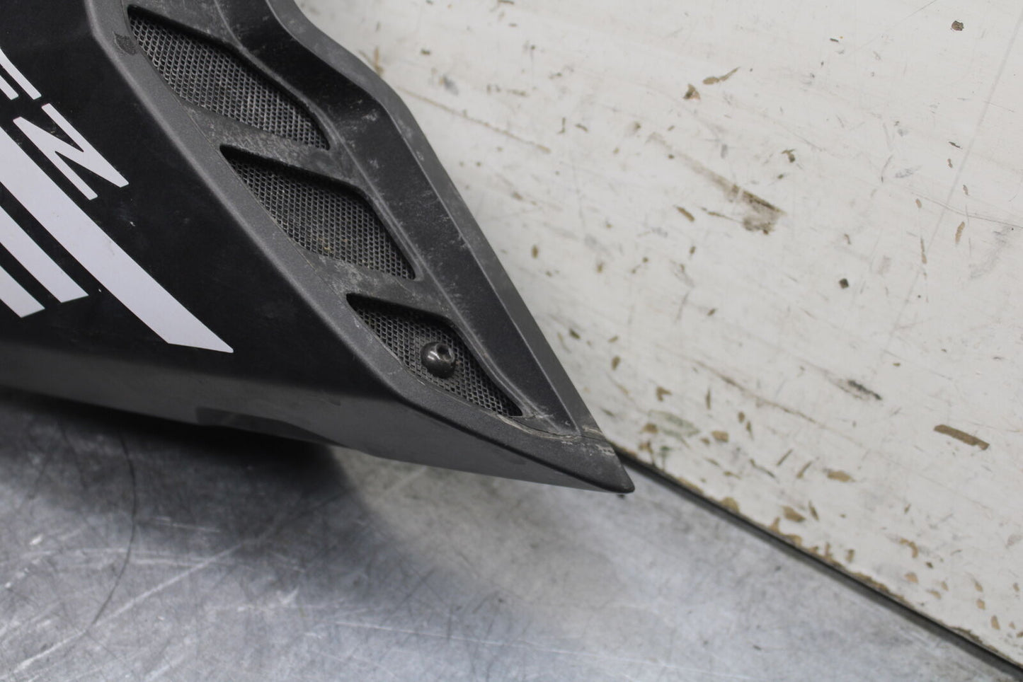 14-17 YAMAHA FZ09 RIGHT FRONT UPPER MID SIDE FAIRING COWL PLASTIC BB111