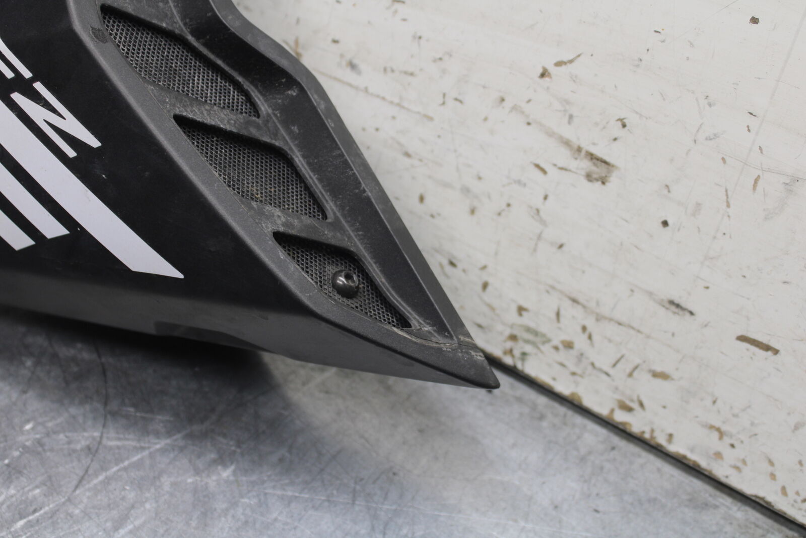 14-17 YAMAHA FZ09 RIGHT FRONT UPPER MID SIDE FAIRING COWL PLASTIC BB111