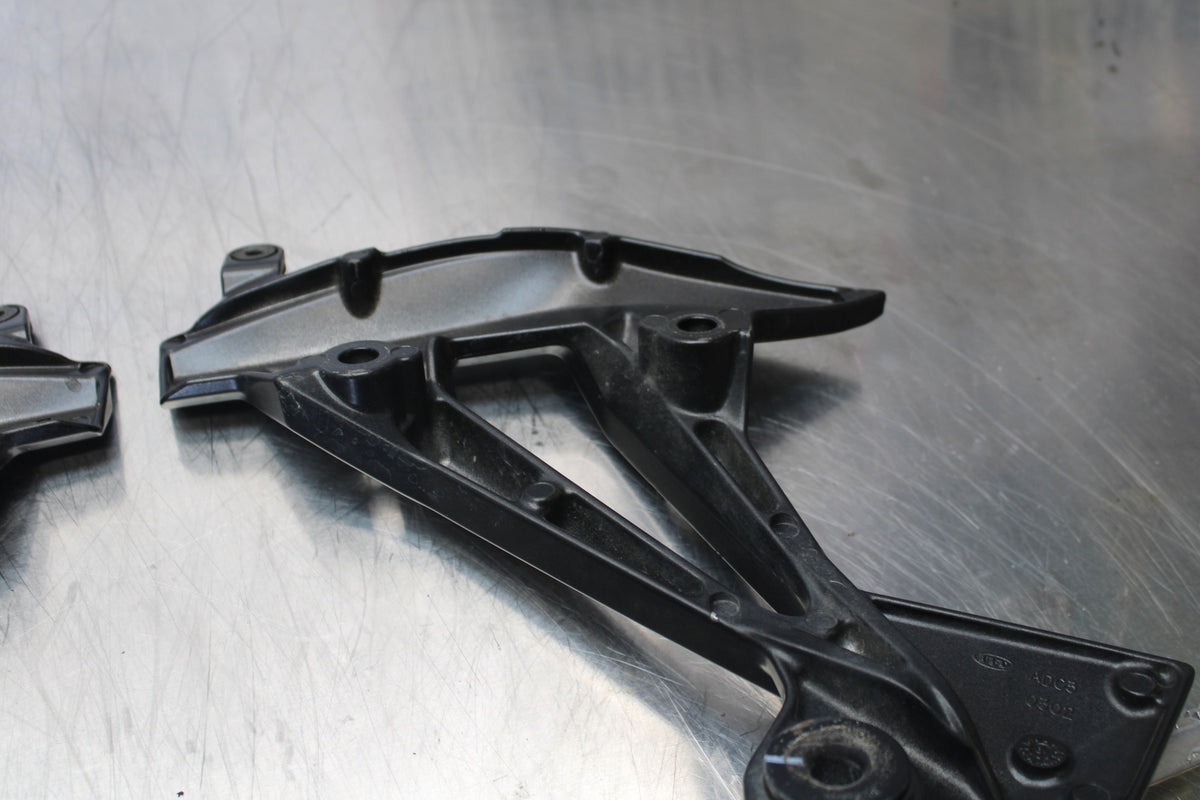 07 KAWASAKI Z1000 REAR BACK PASSENGER PEG SET PAIR BB148