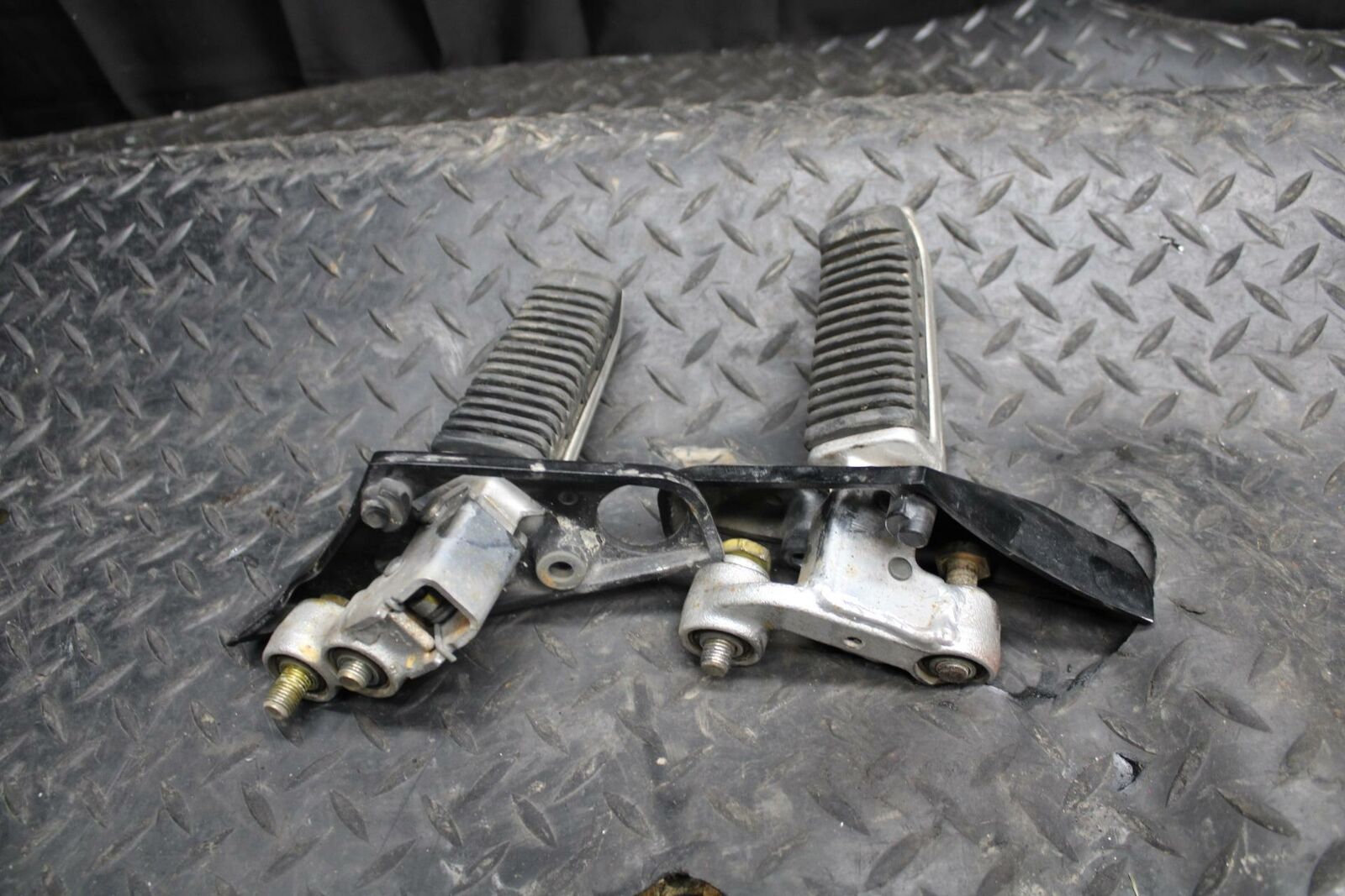 86 SUZUKI GS750ES RIGHT LEFT REARSETS REAR SET DRIVER FOOT PEGS  BB233