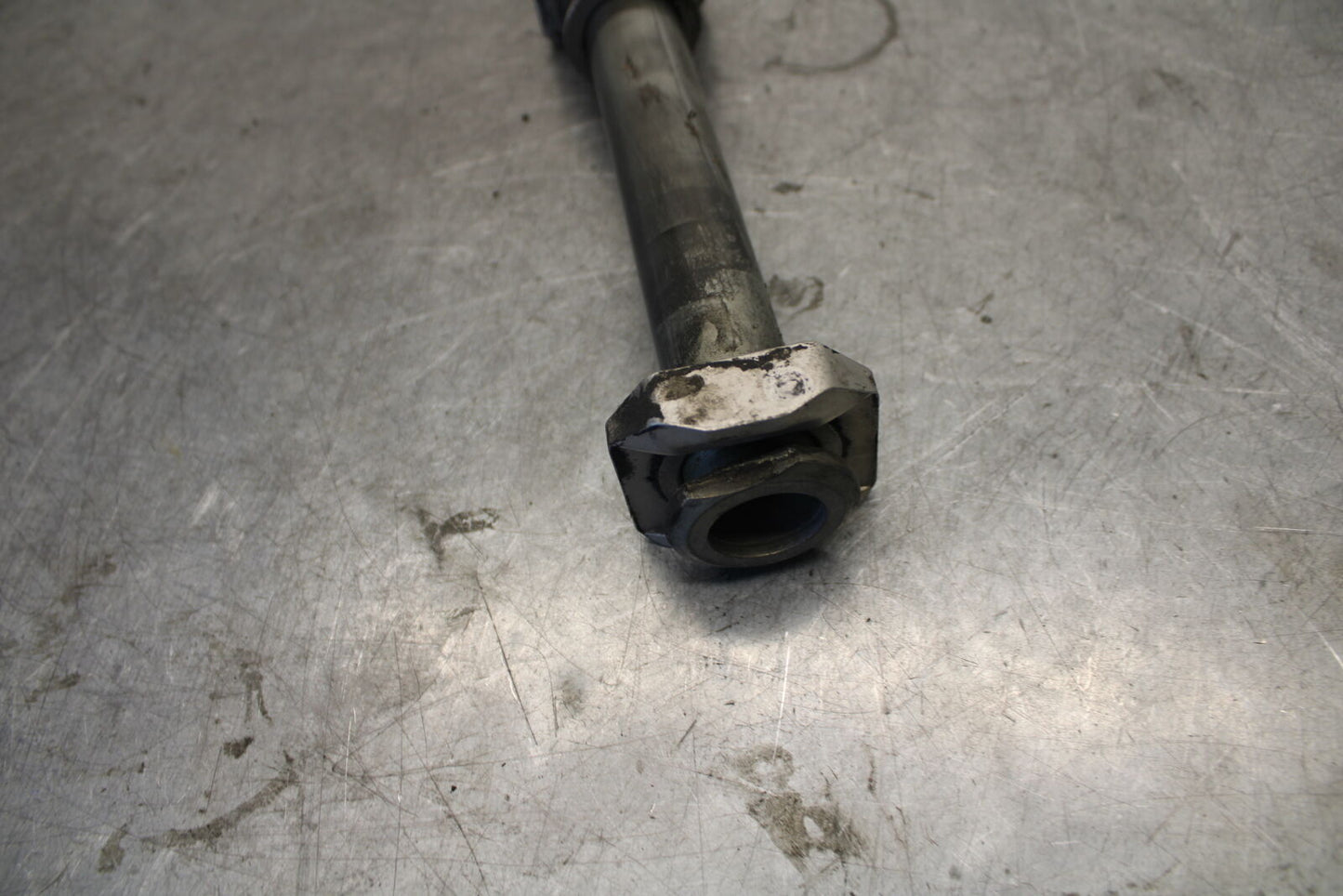 04 SUZUKI GSXR600 REAR AXLE BACK WHEEL RIM PIVOT BOLT AXEL 64711-33E10  BB676