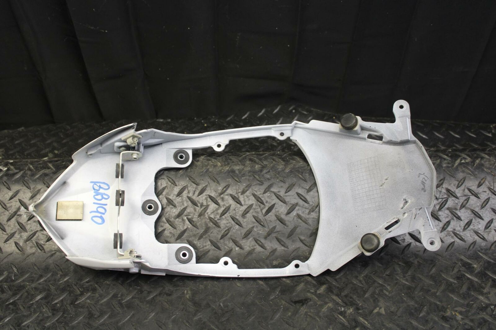 10 SUZUKI GSXR750 CENTER REAR BACK TAIL FAIRING COVER TRIM COWL BB190