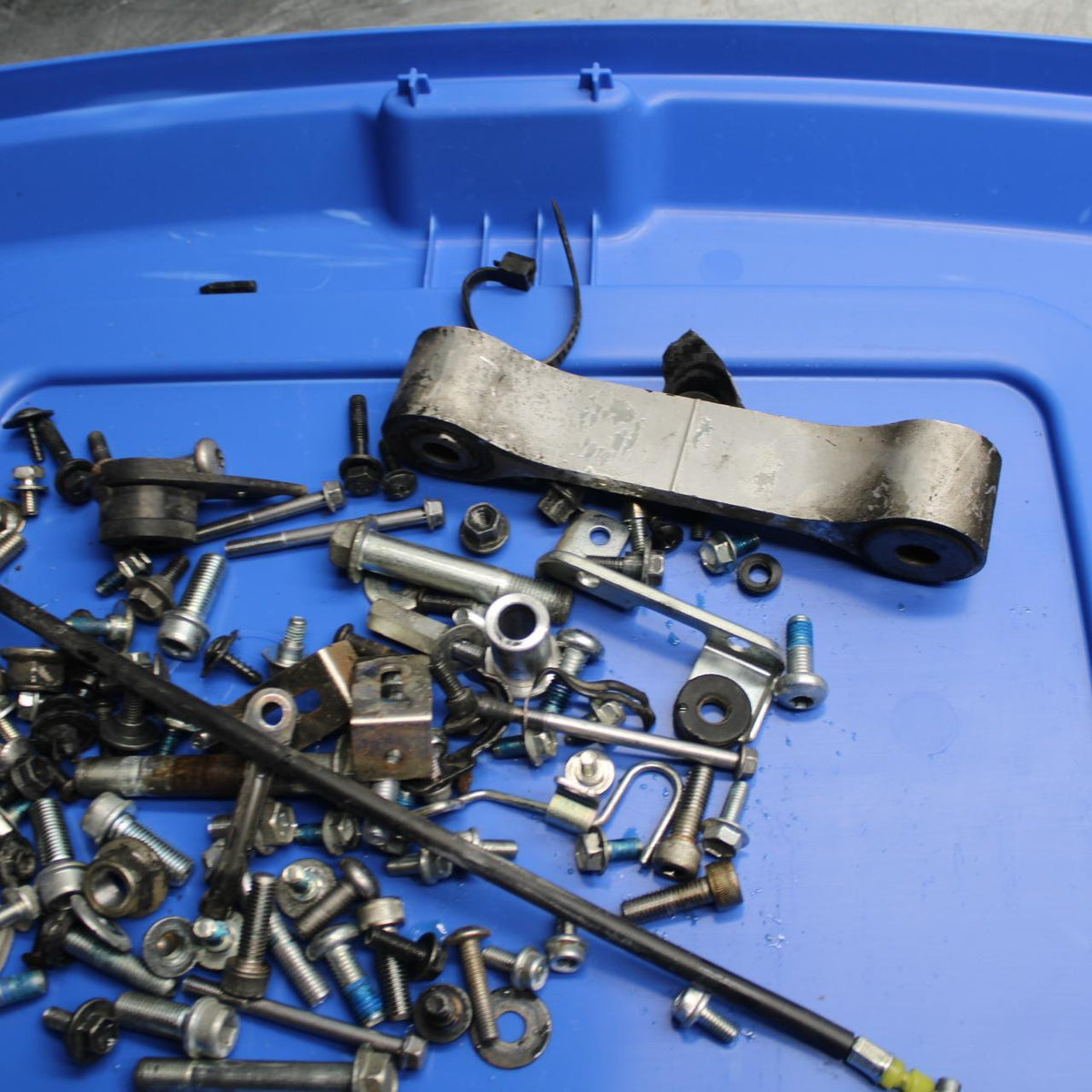 11-22 SUZUKI GSXR 600 LEFTOVER MOUNTING BOLTS HARDWARE MOTOR SCREWS BB485