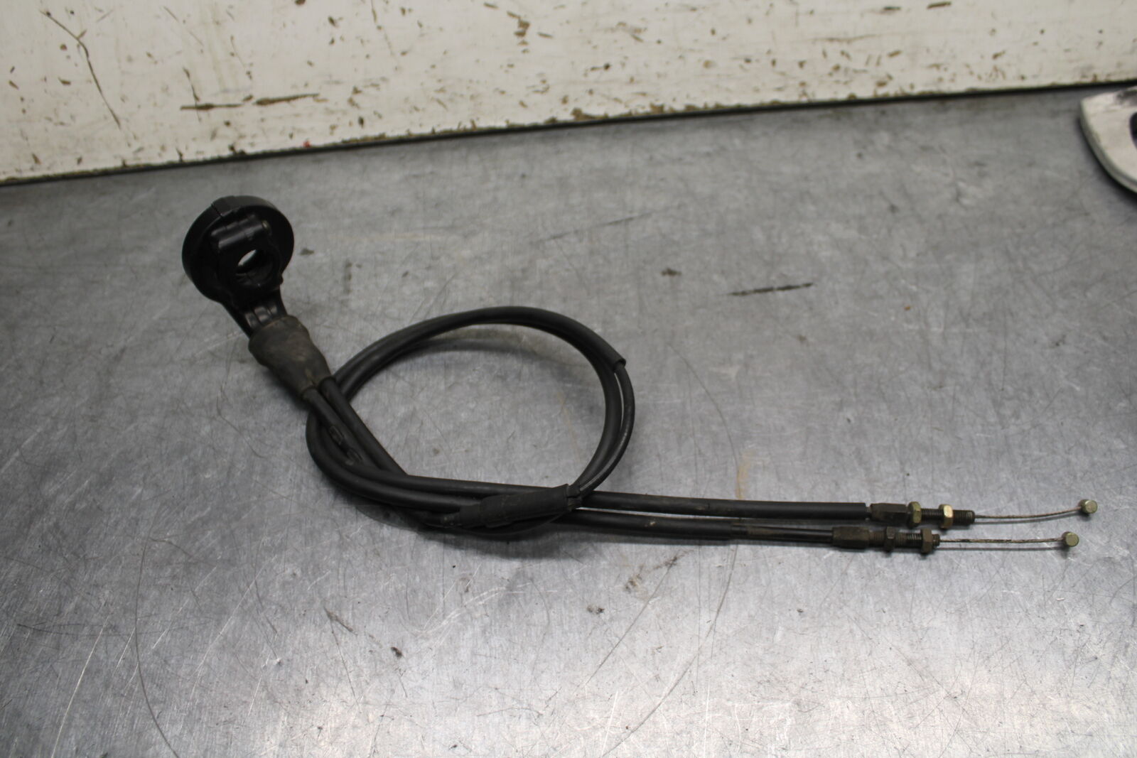 03-04 TRIUMPH DAYTONA 600 THROTTLE CABLE LINE HOUSING GUIDE BB745