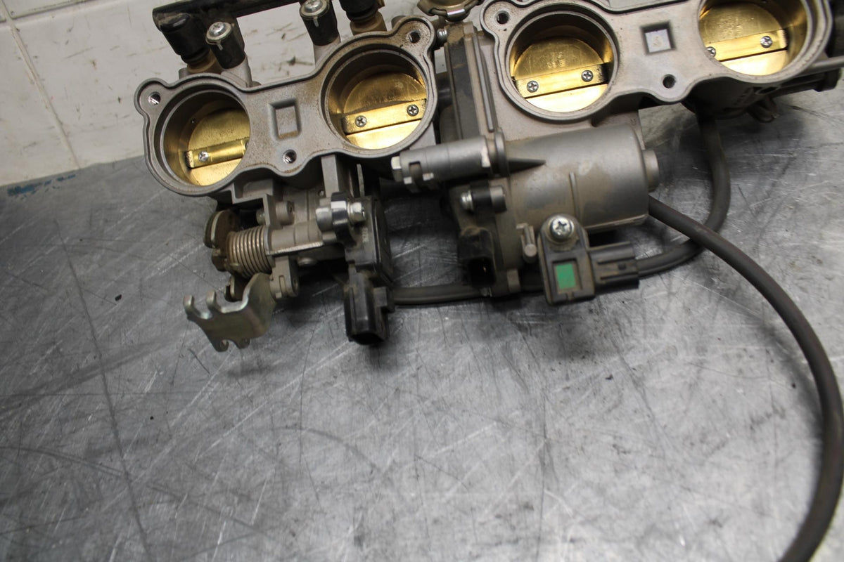 18 YAMAHA YZF R1  MAIN FUEL INJECTORS / THROTTLE BODIES BB473
