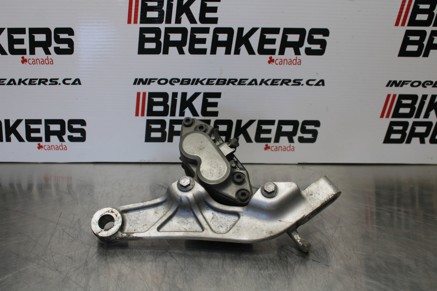 04 YAMAHA ROAD STAR XV1700A REAR BACK BRAKE CALIPER W MOUNT BRACKET BB155