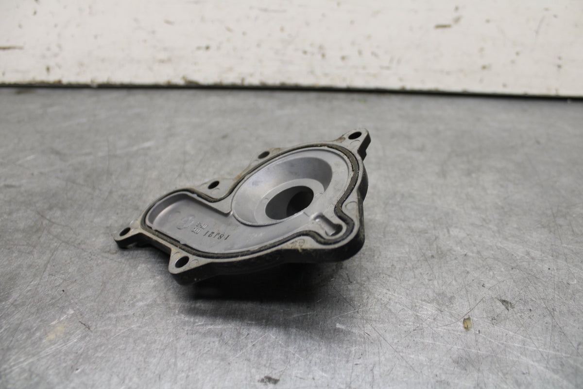22-24 YAMAHA XSR900 ENGINE WATER COOLANT PUMP COVER BB683