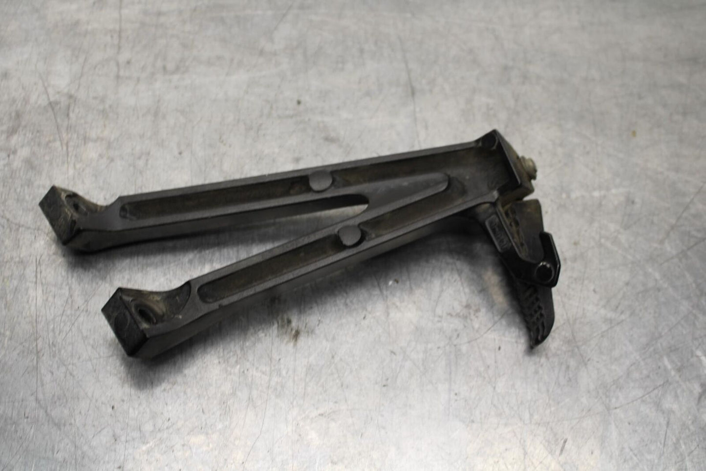 2017 Suzuki GSXR600 REAR BACK PASSENGER PEG SET PAIR BB598