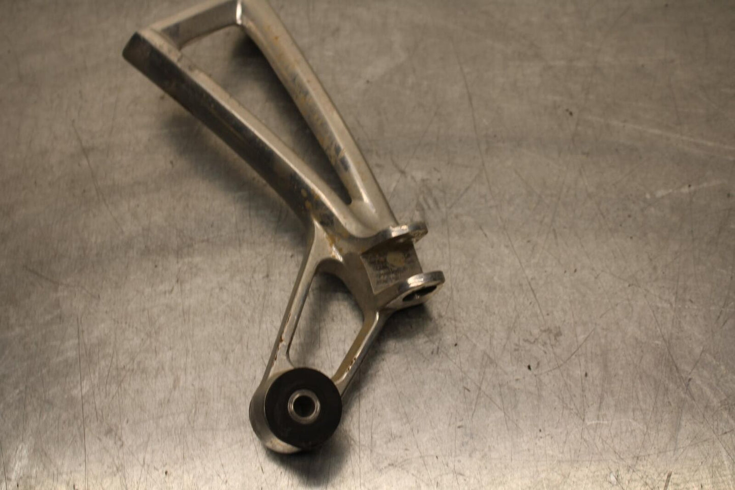 2007 Yamaha YZF R6S RIGHT REAR PASSENGER FOOTPEG MOUNT BB594