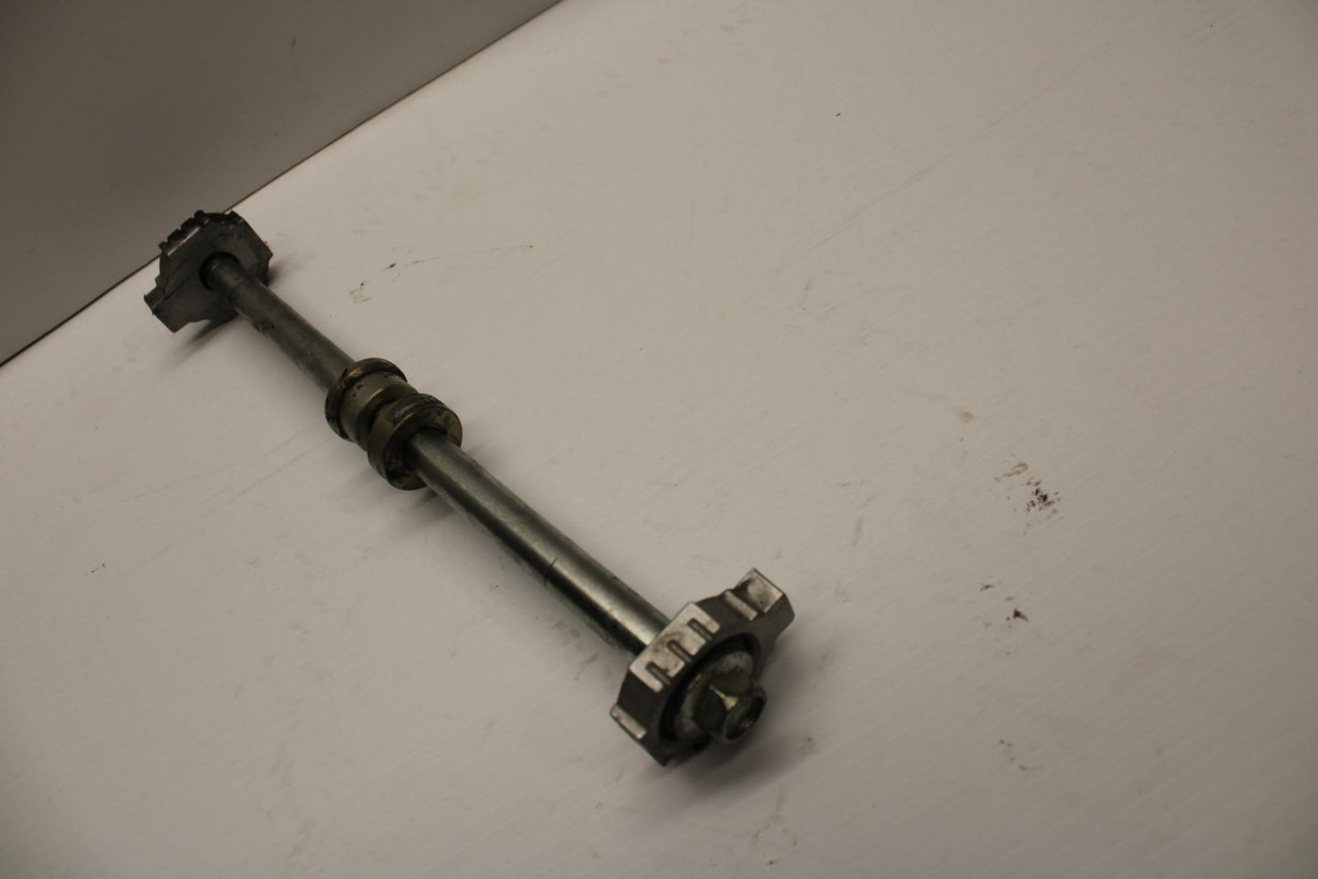 18-20 HUSQVARNA VITPILEN 401 REAR AXLE BACK WHEEL RIM PIVOT BOLT AXEL BB248