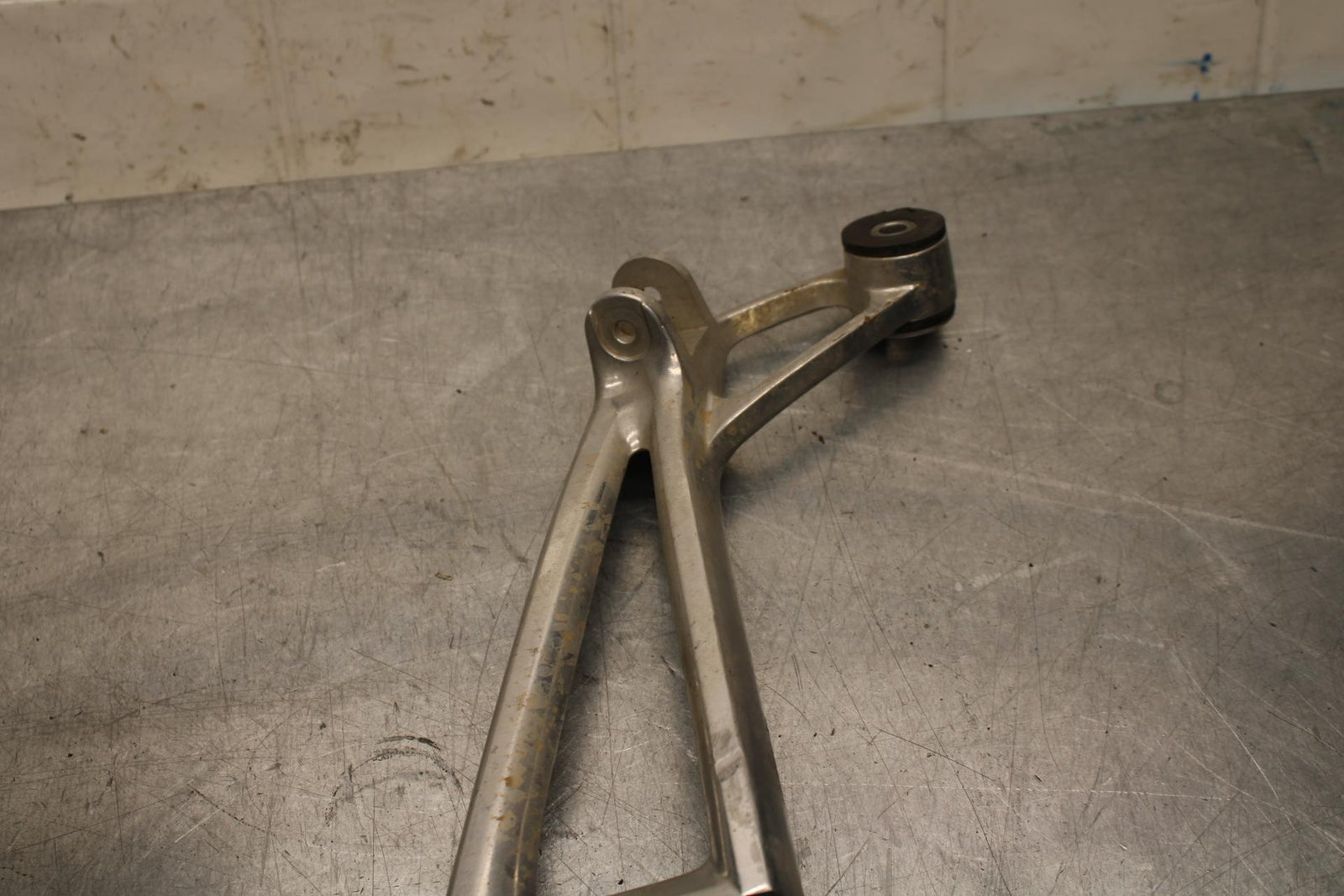2007 Yamaha YZF R6S RIGHT REAR PASSENGER FOOTPEG MOUNT BB594