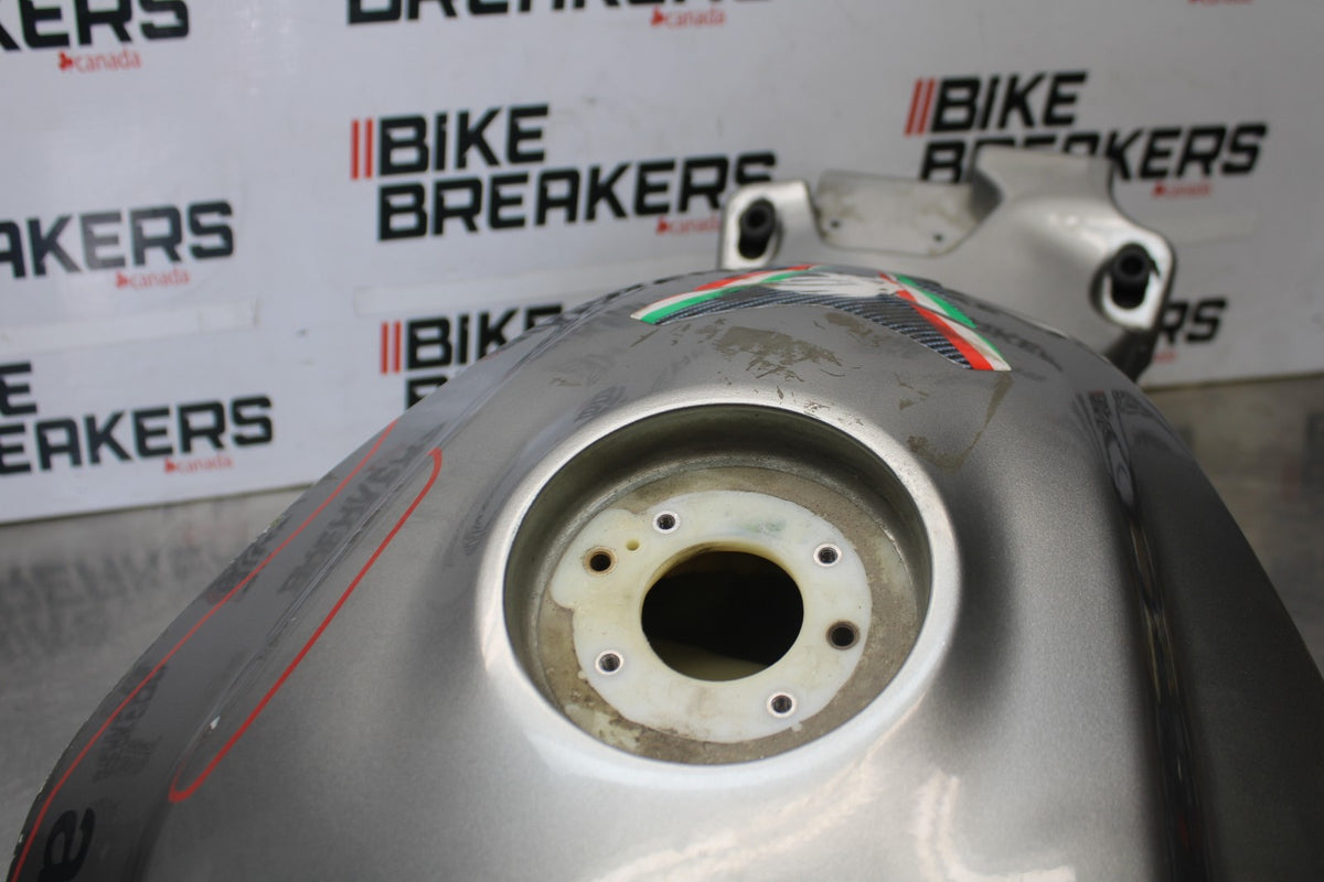 16 APRILIA TUONO V4 1100 GAS TANK FUEL CELL PETROL RESERVOIR BB905