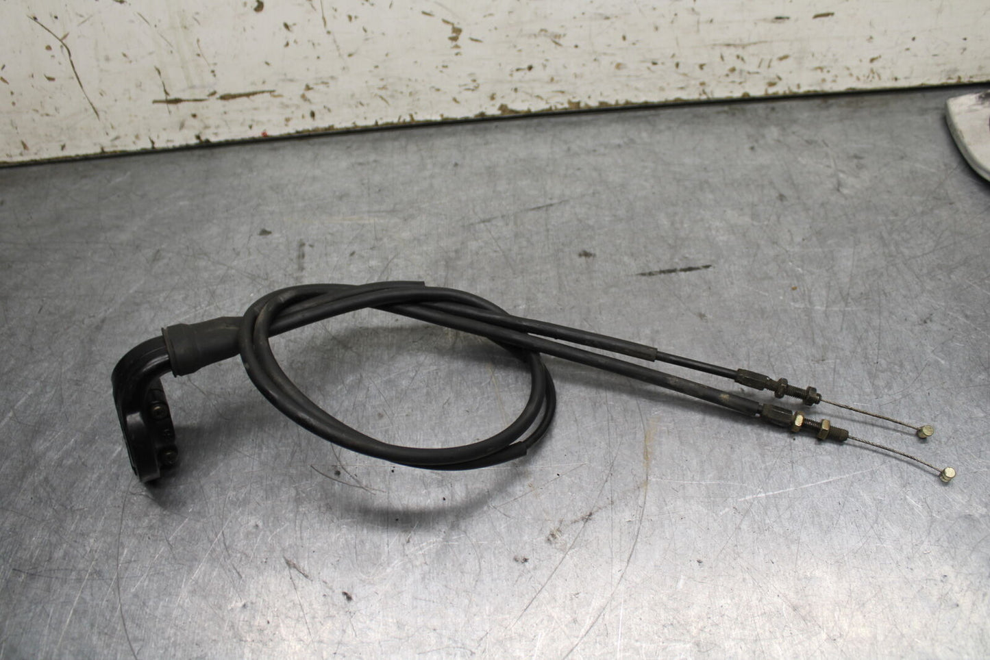 03-04 TRIUMPH DAYTONA 600 THROTTLE CABLE LINE HOUSING GUIDE BB745