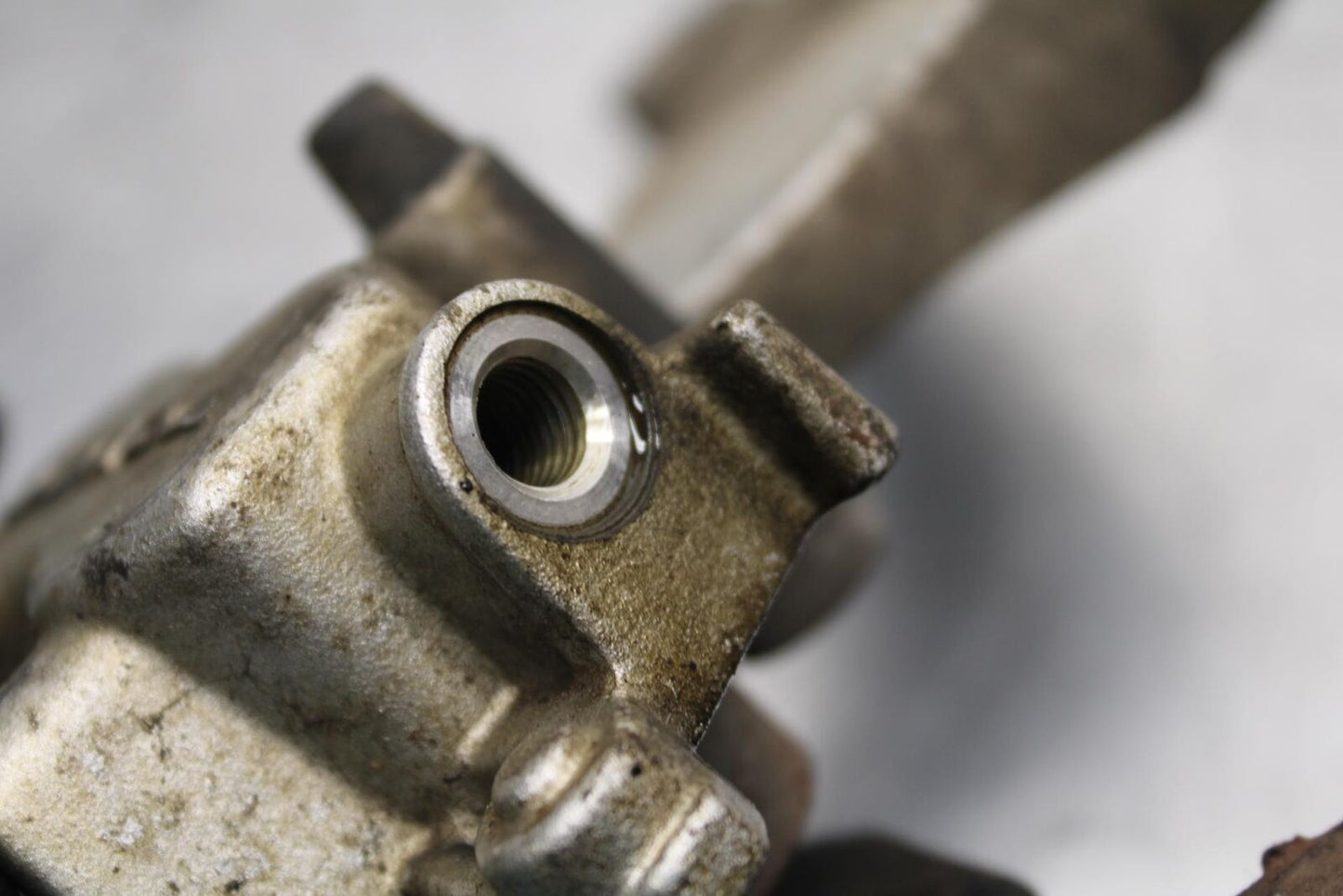 2005 Kawasaki Vulcan 1500 VN1500N Classic REAR BACK BRAKE CALIPER W MOUNT BB576