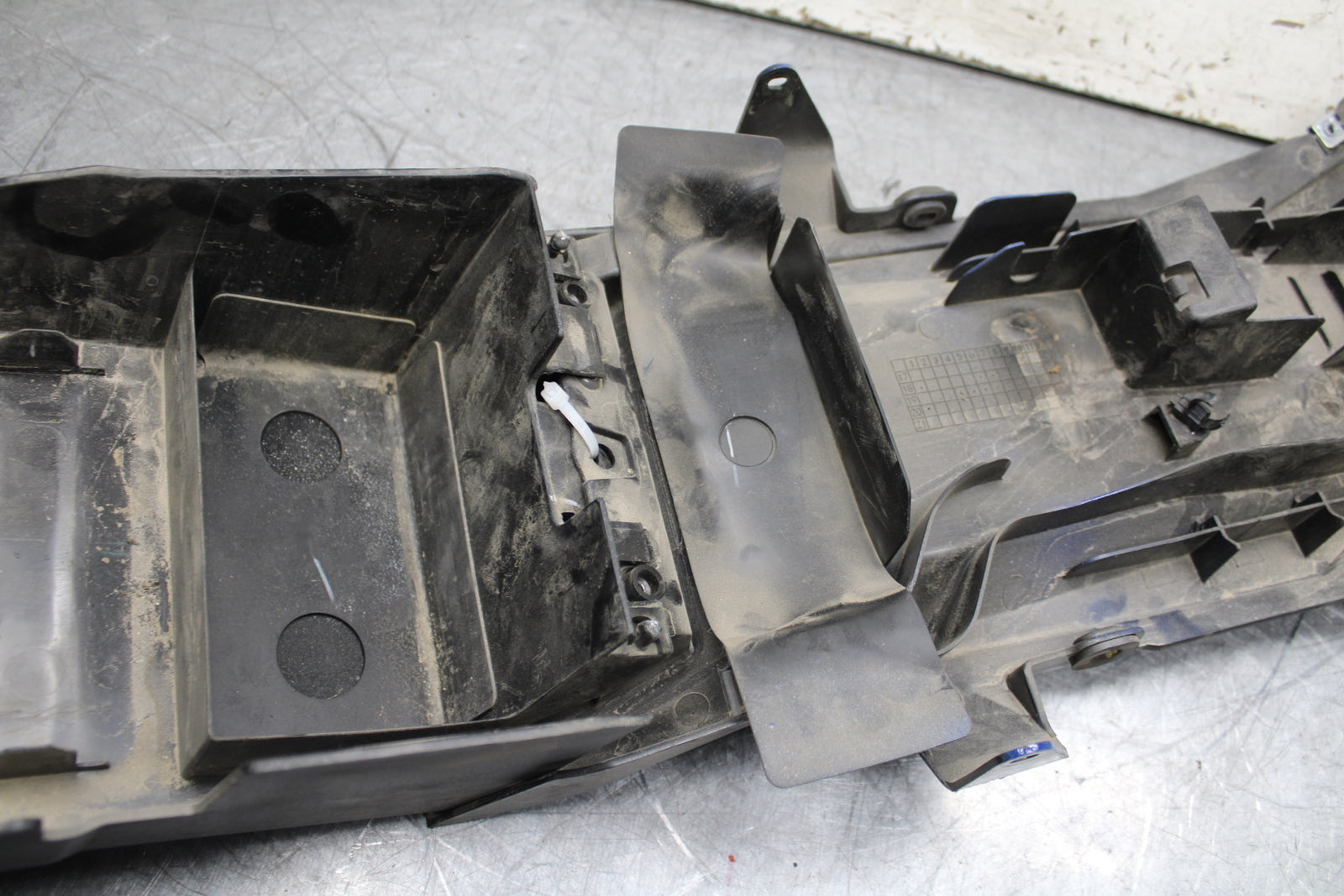 19-22 KAWASAKI Z400 REAR UNDERTAIL & BATTERY TRAY FAIRING COWL FENDER BB708