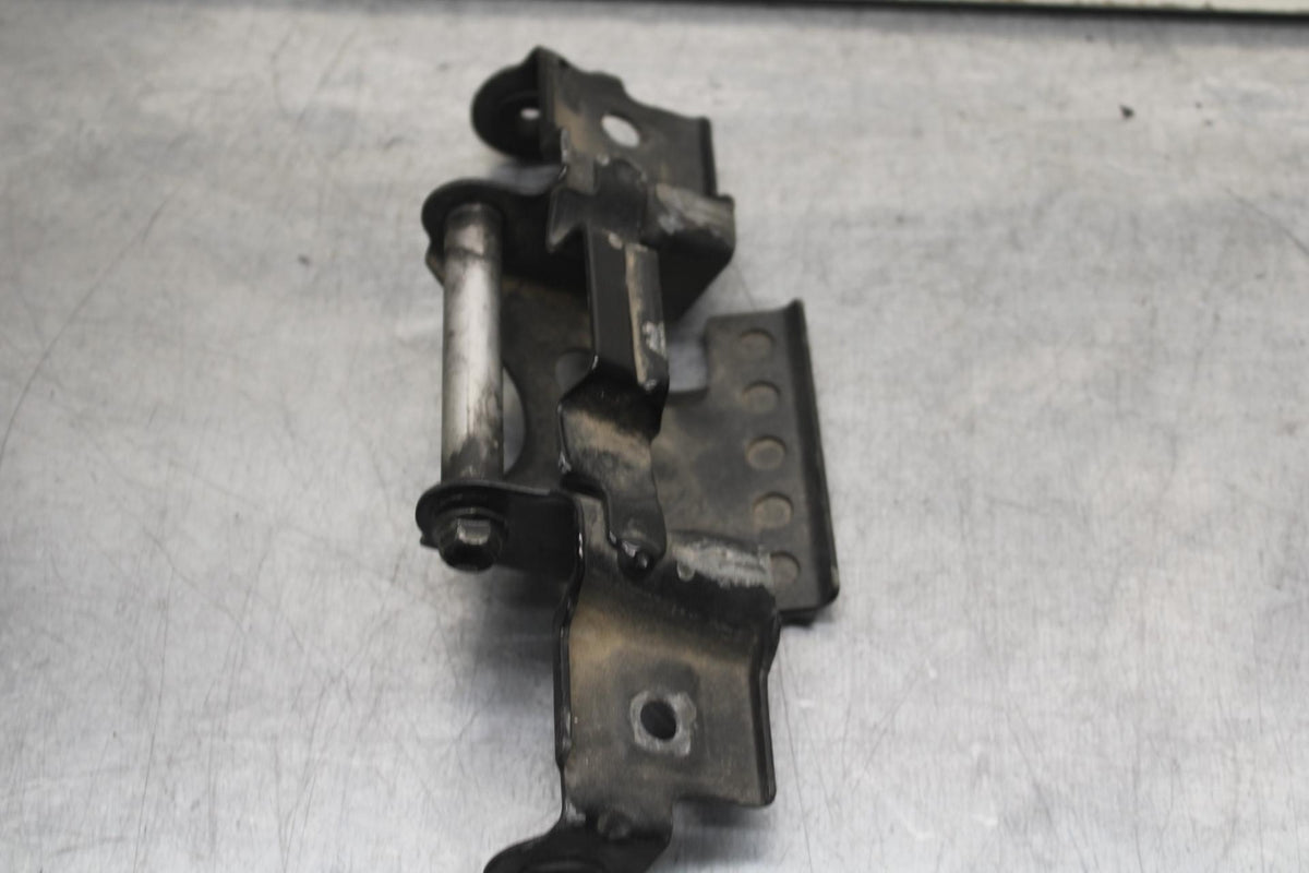 1999 Suzuki GSXR600 FRONT GAS TANK BRACKET MOUNT BB608