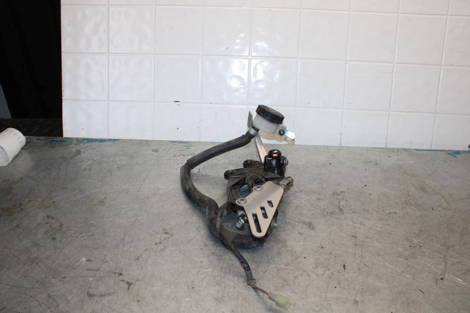 06-07 KAWASAKI NINJA ZX14R RIGHT REARSET R SET DRIVER FT PEG BRACKET MOUNT BB433