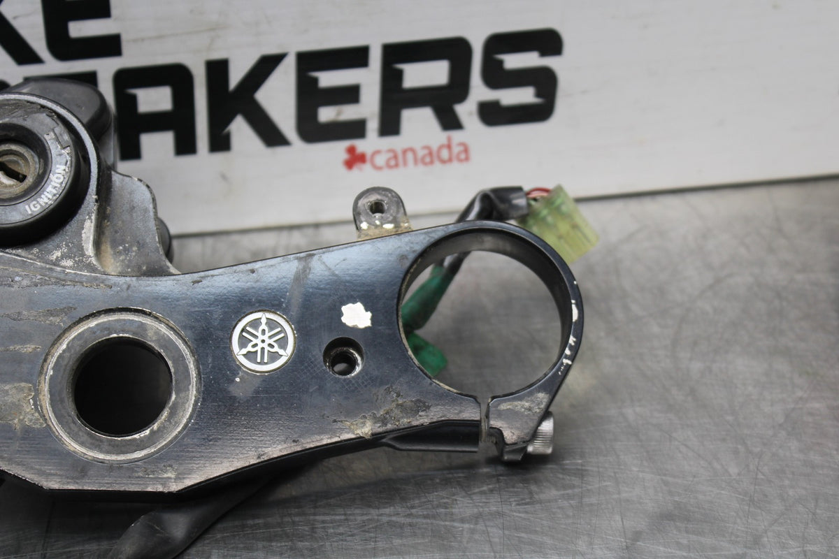 07 YAMAHA YZF R1 FORKS UPPER TRIPLE TREE CLAMP & IGNITION BB826