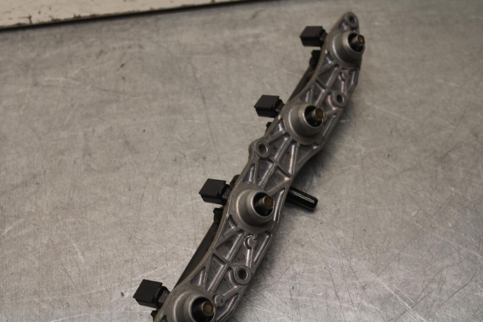 09-12 KAWASAKI NINJA ZX6R SECONDARY FUEL INJECTORS TOP AIRBOX GAS RAIL BB640