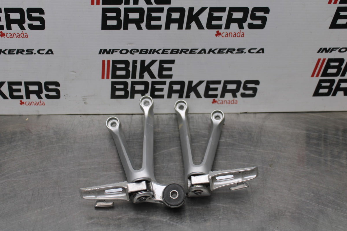05-06 SUZUKI GSXR1000 REAR BACK PASSENGER PEG SET PAIR BB857