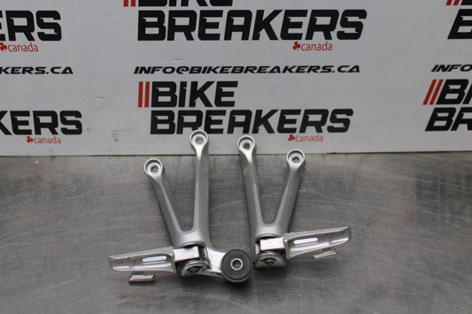 05-06 SUZUKI GSXR1000 REAR BACK PASSENGER PEG SET PAIR BB857