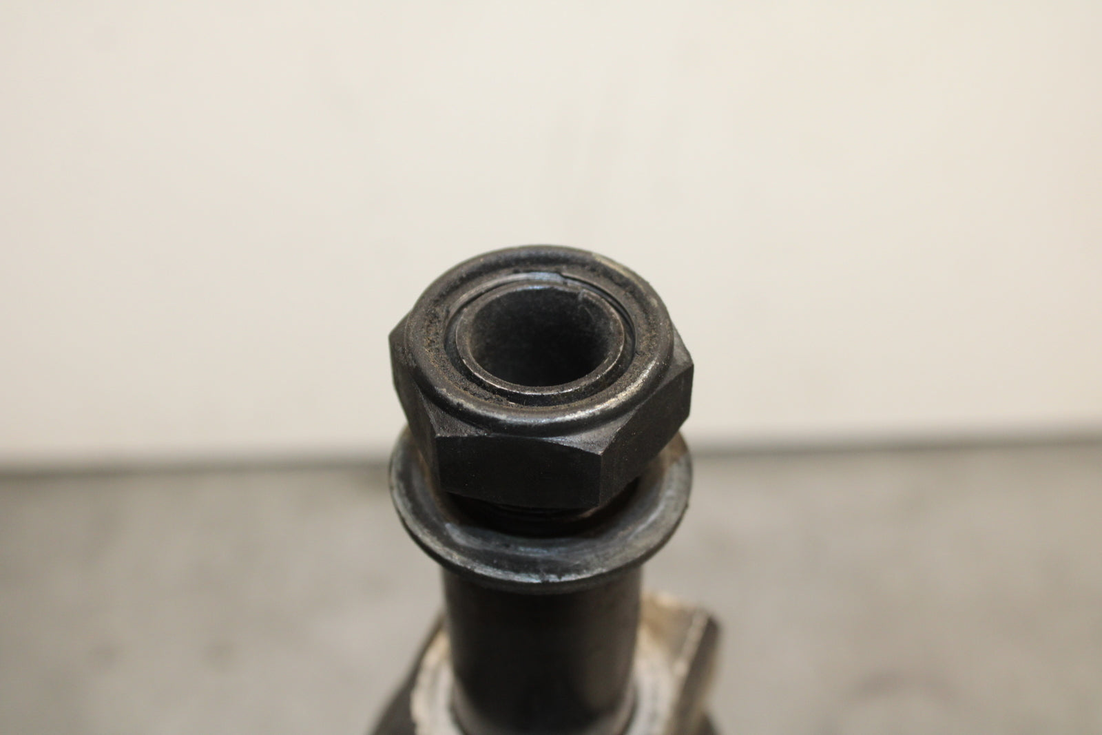 03-05 YAMAHA YZF R6  REAR AXLE BACK WHEEL RIM PIVOT BOLT AXEL BB751