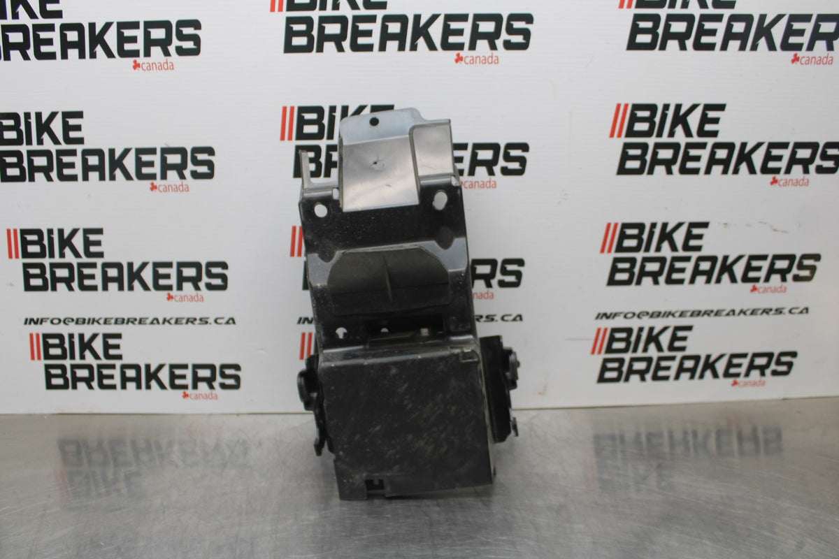 24-25 SUZUKI GSXR1000 REAR BACK TAIL UNDERTAIL BATTERY TRAY PLASTIC BB767