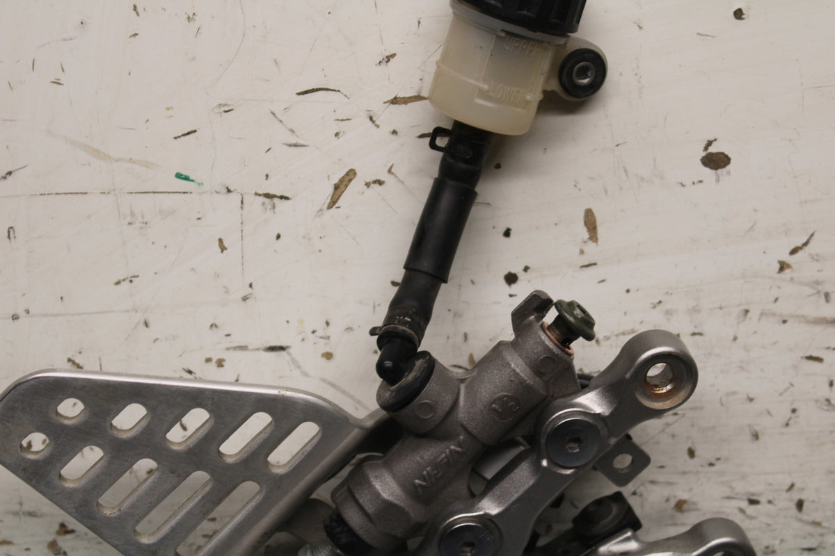 06-07 YAMAHA YZF R6 RIGHT REARSET REAR SET DRIVER FOOT PEG REST STOP BB742
