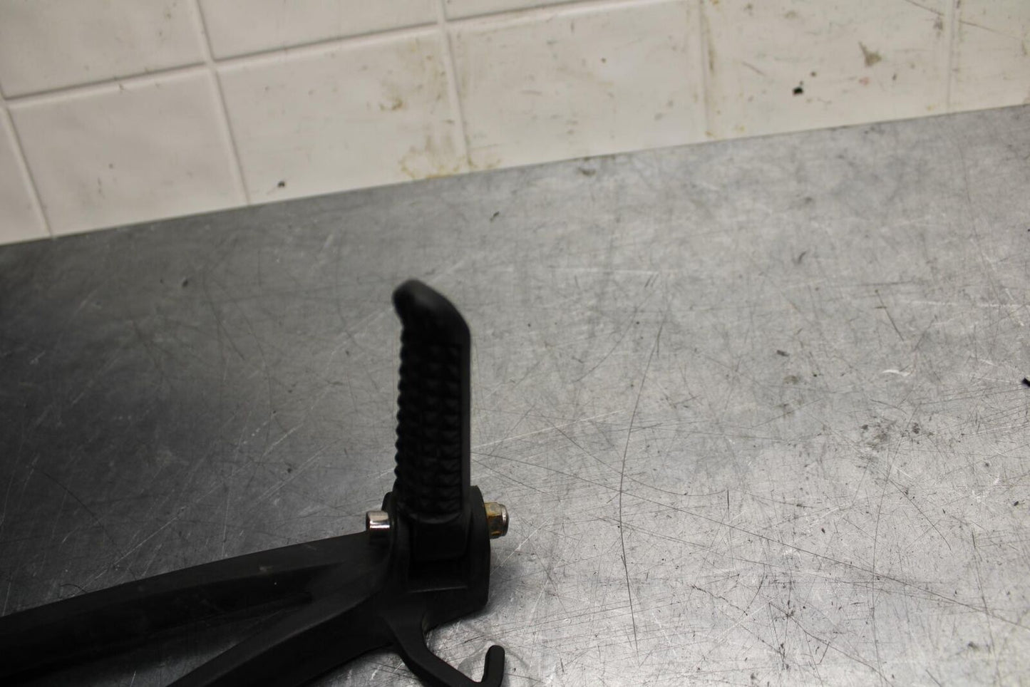 07 YAMAHA YZF R6 2c0 RIGHT REAR BACK PASSENGER PEG BB75