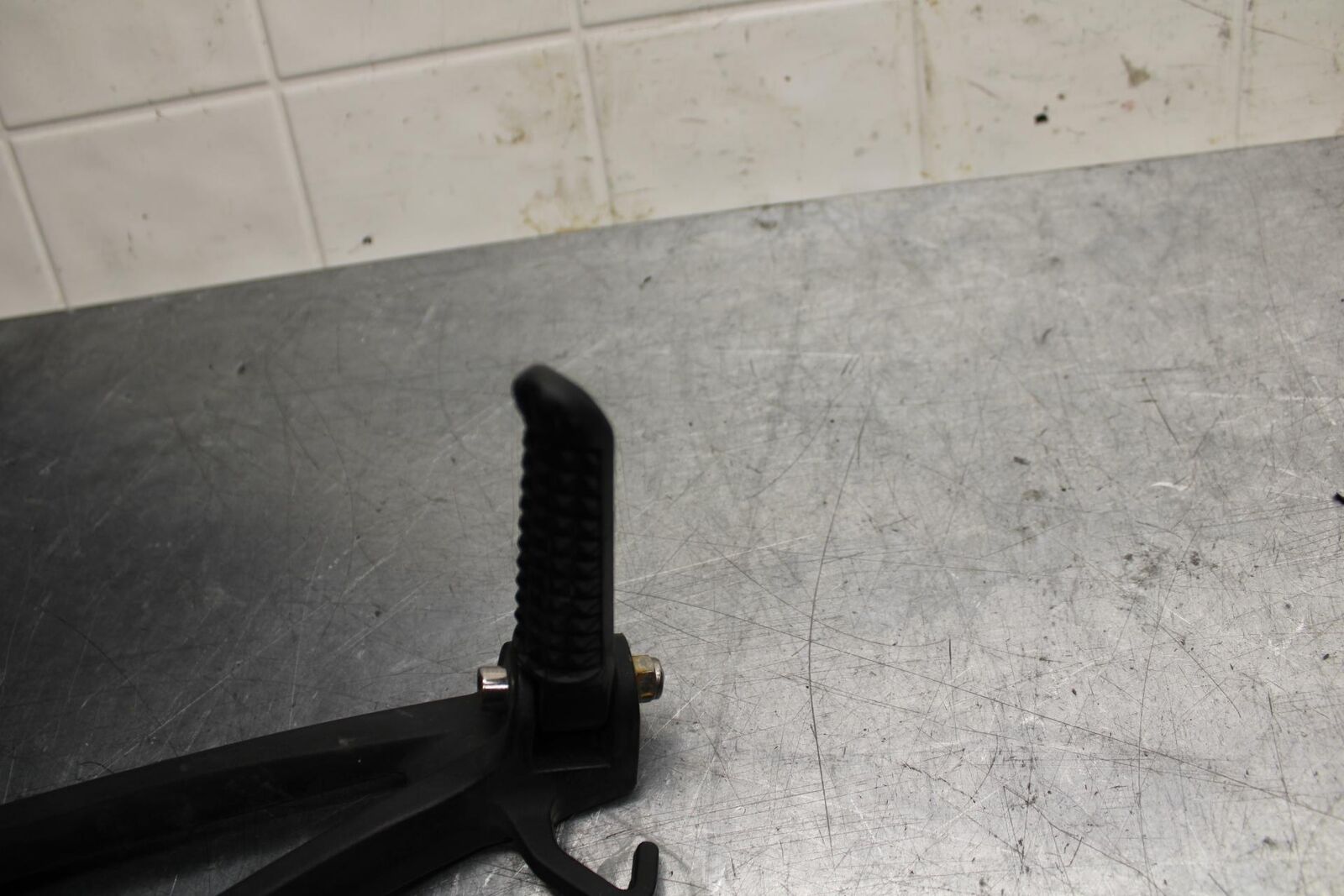 07 YAMAHA YZF R6 2c0 RIGHT REAR BACK PASSENGER PEG BB75