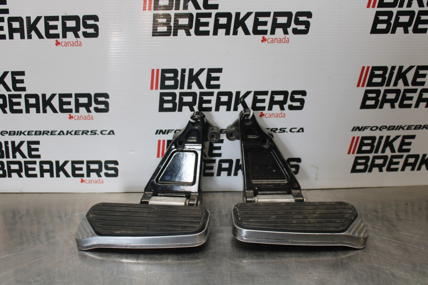 03-08 KAWASAKI VULCAN 1600 REAR PASSENGER FOOT STEP PEG SET PAIR BB196