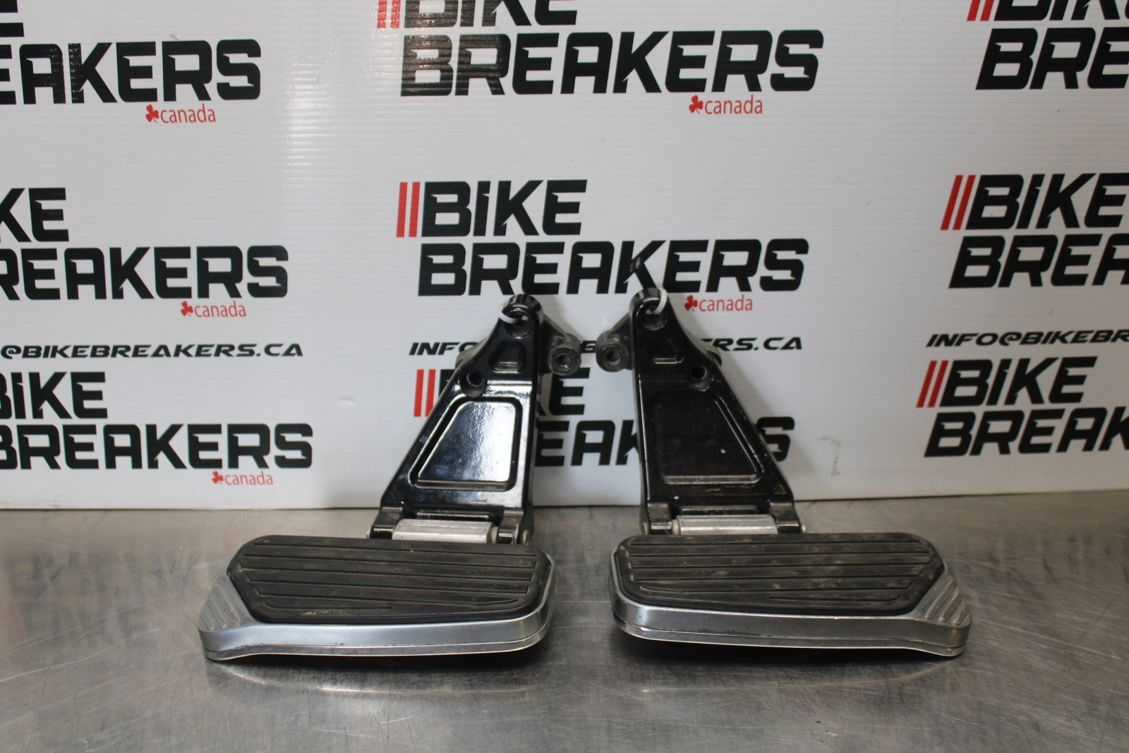 03-08 KAWASAKI VULCAN 1600 REAR PASSENGER FOOT STEP PEG SET PAIR BB196