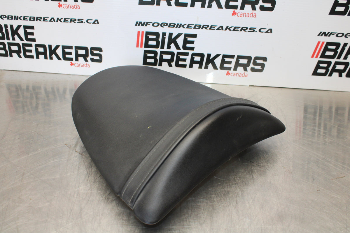 03-06 KAWASAKI Z1000 REAR BACK PASSENGER TANDEM SEAT PAD SADDLE PILLION BB164