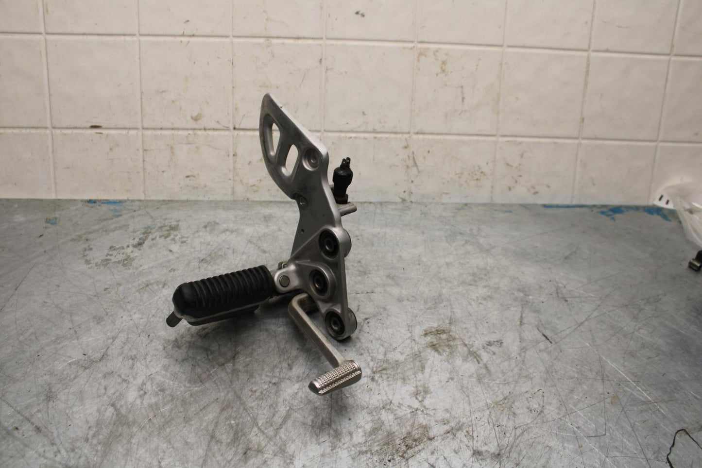 99-07 SUZUKI HAYABUSA GSX1300R RIGHT REARSET REAR SET DRIVER FOOT PEG REST BB426