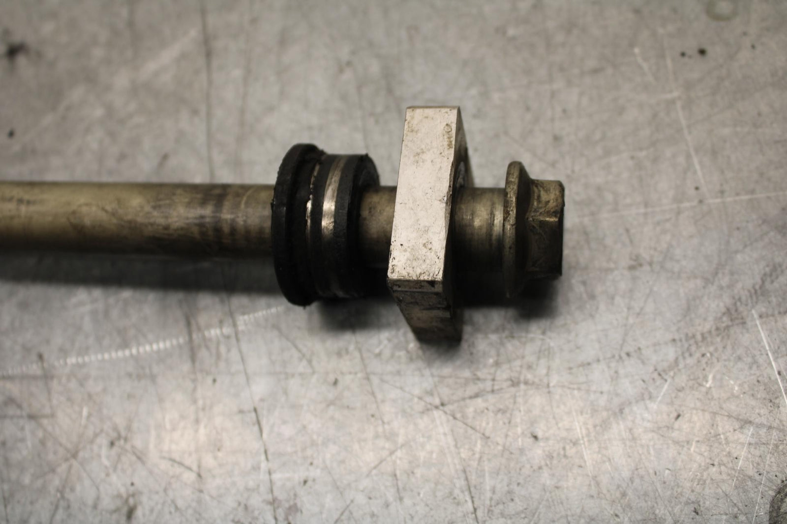 17 KAWASAKI Z900 ZR900 REAR AXLE BACK WHEEL RIM PIVOT BOLT AXEL BB549