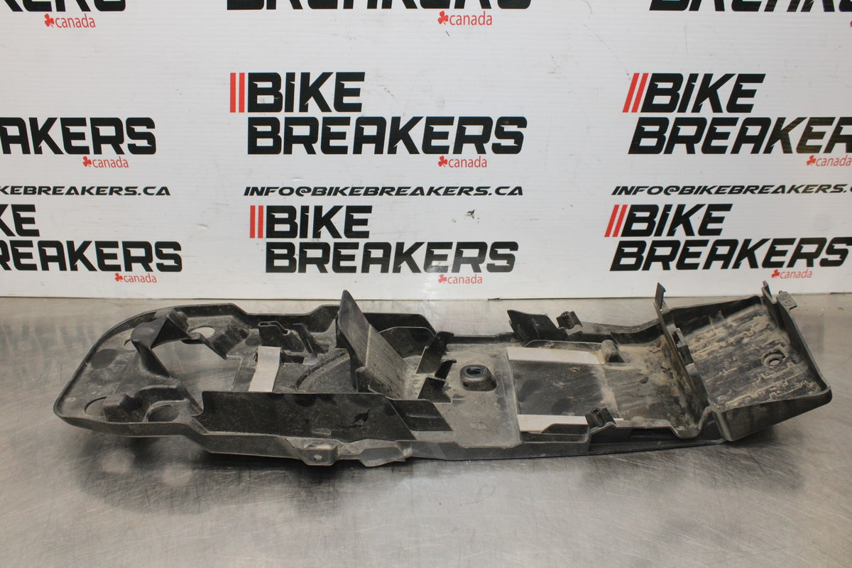 08-10 SUZUKI GSXR 600 REAR BACK TAIL UNDERTAIL BATTERY TRAY PLASTIC BB835