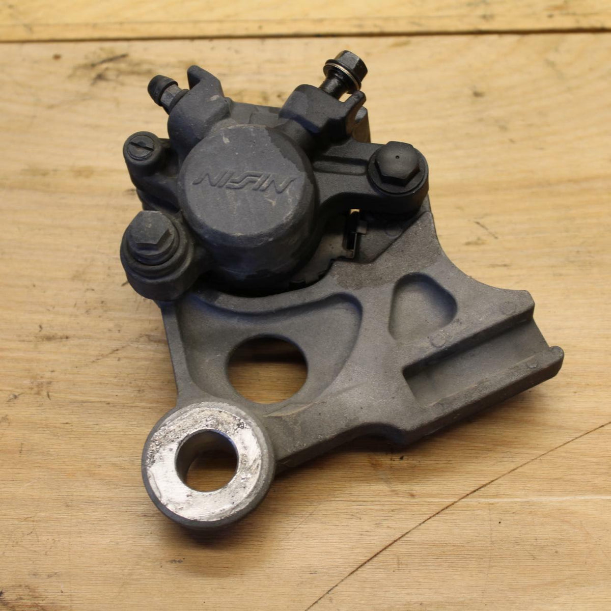 01-06 HONDA CBR600F4I REAR BACK BRAKE CALIPER W MOUNT BRACKET BB314