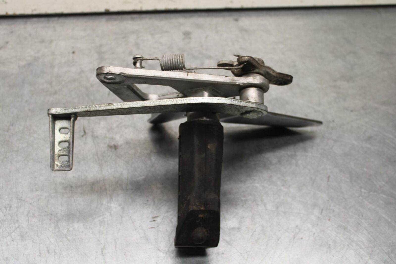 04-09 SUZUKI GS 500 FH GS500F RIGHT REARSET REAR SET DRIVER FOOT PEG REST  BB97