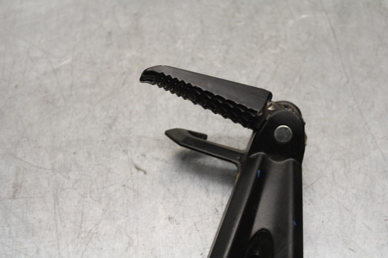 11-23 SUZUKI GSXR 600 LEFT REAR BACK PASSENGER PEG BB582
