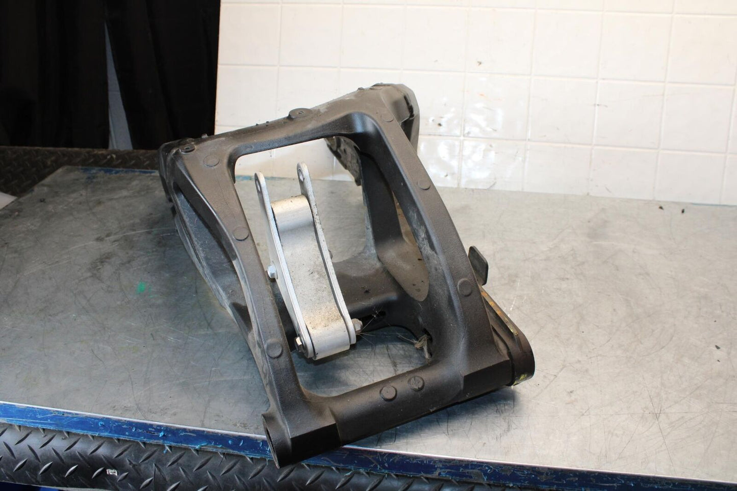 11-15 KAWASAKI ZX1000R REAR SWINGARM BACK SUSPENSION SWING ARM BB445